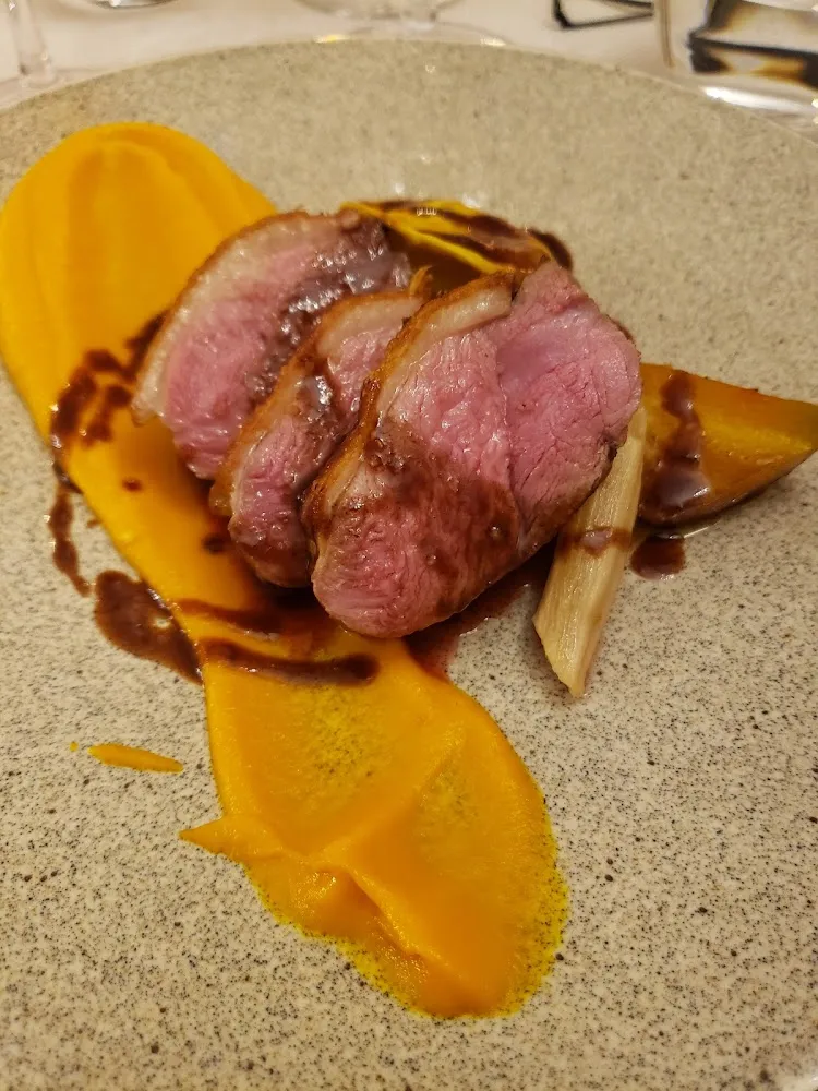 Canard Sur Purée de Carottes Noisettes