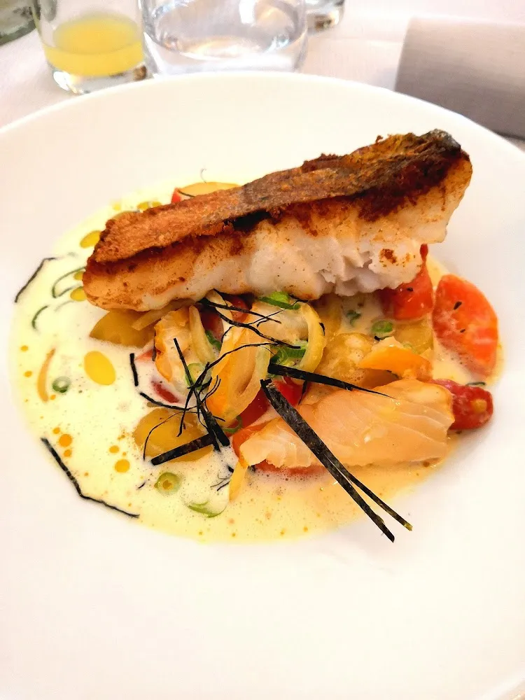 Dos de Cabillaud Marinière de Carottes Sauce Kari Gosse Et Citron Confit